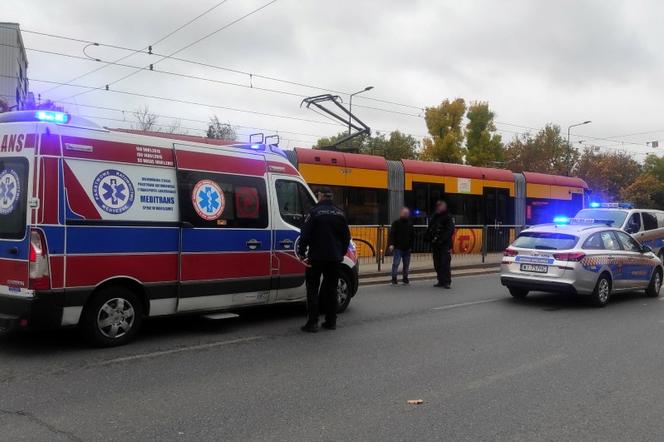 Warszawa. Bójka trzech mężczyzn przeniosła się z tramwaju na przystanek. W ruch poszedł nóż!