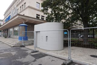 Toaleta publiczna za 484 tys. złotych na Skwerze Gwary Warszawskiej w stolicy