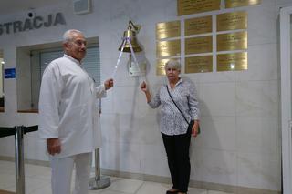 Dzwon życia w Świętokrzyskim Centrum Onkologii. Symbol nadziei i zwycięstwa 