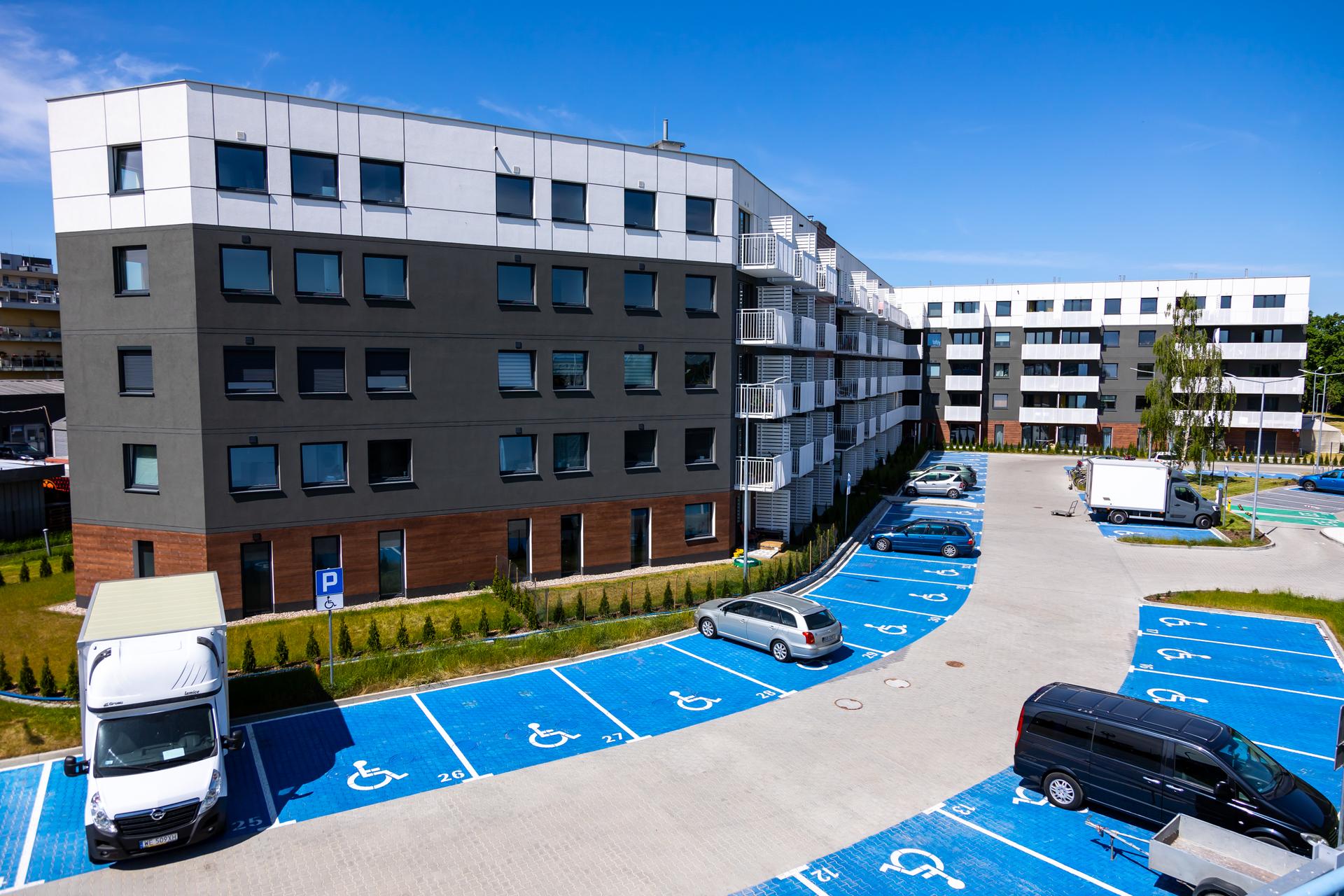 Parking przed blokiem na niebiesko tylko dla niepełnosprawnych - osiedle mieszkaniowe Ursus