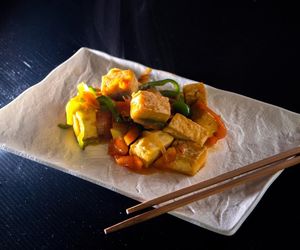 Hiszpańska klasyka w nowej odsłonie. Tofu w sosie romesco