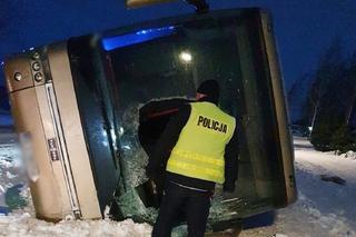 Rymanów. Autobus wjechał do rowu. Powodem silny podmuch wiatru!