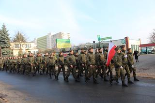 Uroczysty przemarsz licealistów ulicą 11 Listopada