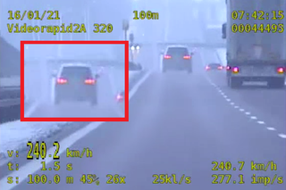Kierowca Audi postradał rozum! Gnał po drodze ekspresowej z prędkością 240 km/h - WIDEO