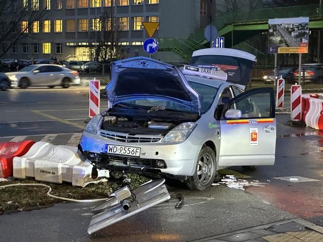 Autobus miejski zmiótł taksówkę! Ratownicy reanimowali rannego