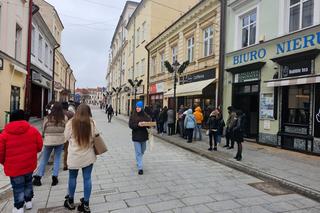 Mieszkańcy Rzeszowa ruszyli po pączki. Kolejki pod pączkarniami