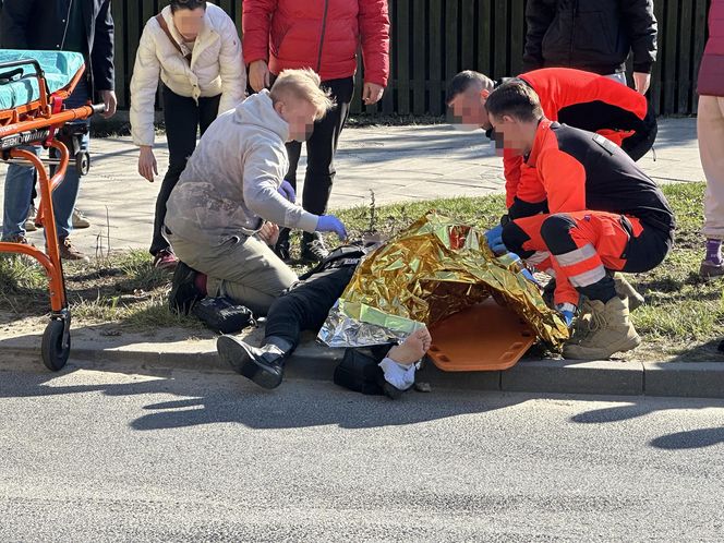 Motocyklista trafił do szpitala. Kierowca mazdy wymusił pierwszeństwo. Koszmarny wypadek w Warszawie