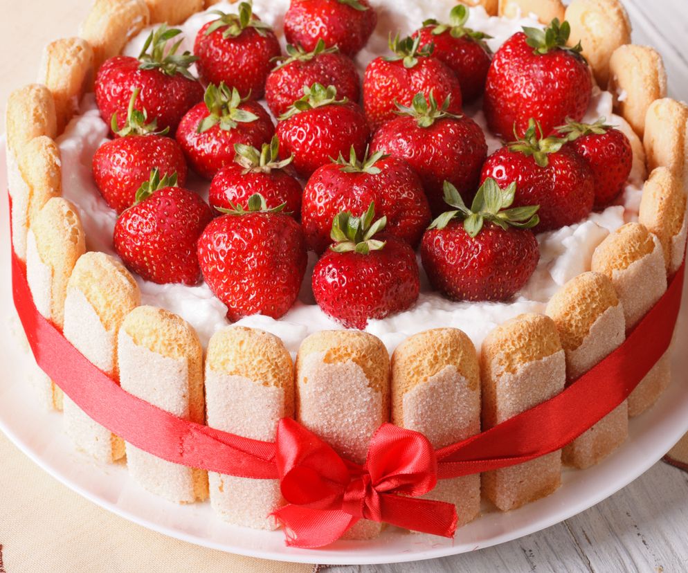 Torcik tiramisu z truskawkami bez pieczenia