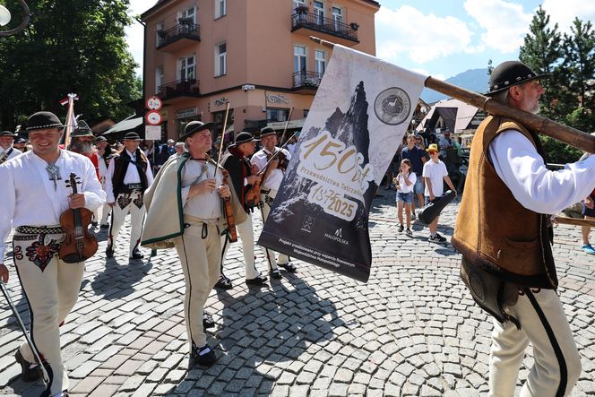 150-lecie przewodnictwa tatrzańskiego. Przemarsz przewodników po Krupówkach w Zakopanem