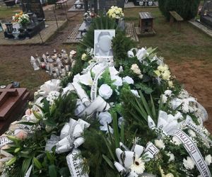 Pogrzeb ofiar wypadku w Ciborzu. Tłumy żałobników żegnają tragicznie zmarłych