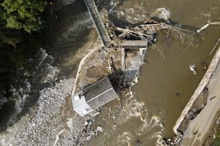 Burmistrz wyjechała na drogie wakacje, w tym czasie jej miasteczko zalała wielka fala. Nie wrócę