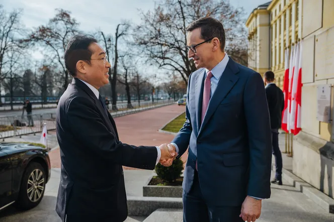 Mateusz Morawiecki spotkał się premierem Japonii Fumio Kishidą w Brukseli