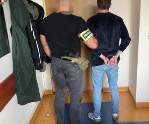  Poszukiwany kierowca z zakazem staranował radiowóz. Uciekł, bo zgłodniał i spieszył się do żony