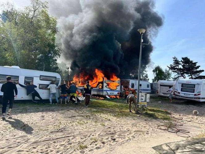 Pożar na kempingu w Jastarni! Turyści musieli uciekać od szalejącego ognia. Spłonęły dwie przyczepy