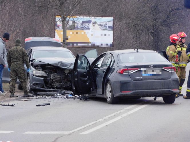 Czołowe zderzenie z nieoznakowanym radiowozem! Ranne cztery osoby, w tym policjanci 