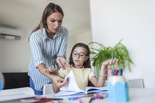 Nigdy nie odrabiam z dziećmi pracy domowej. Znajomi się oburzają, ale jednego nie wiedzą 