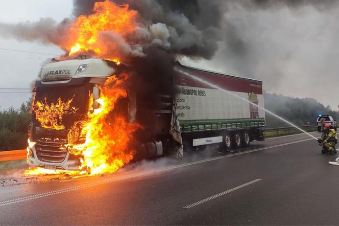 Ogromny pożar tira w Jeleniej Górze. Kłęby dymu nad obwodnicą 