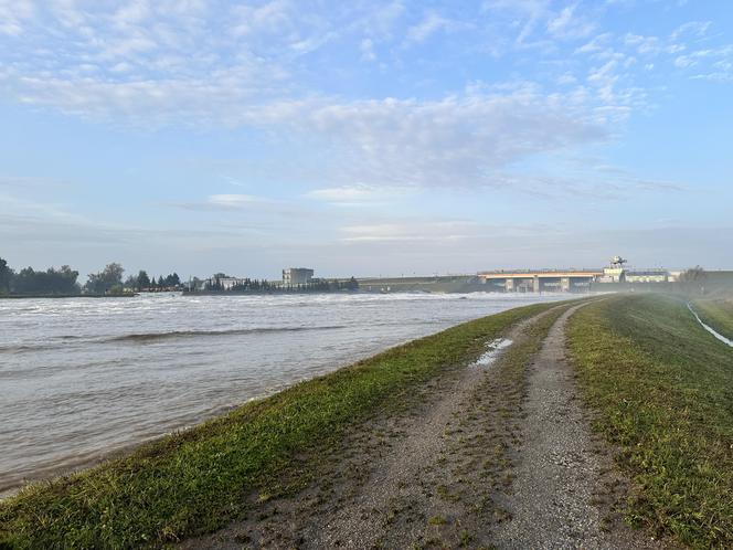 Powódź w Nysie. Wał przy Wyspiańskiego uszczelniony