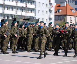 Ponad stu żołnierzy na Placu Solidarności w Olsztynie. Złożyli uroczystą przysięgę [ZDJĘCIA]