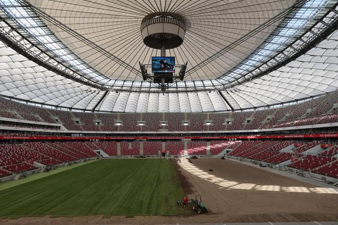 Rozkładanie murawy na Stadionie Narodowym