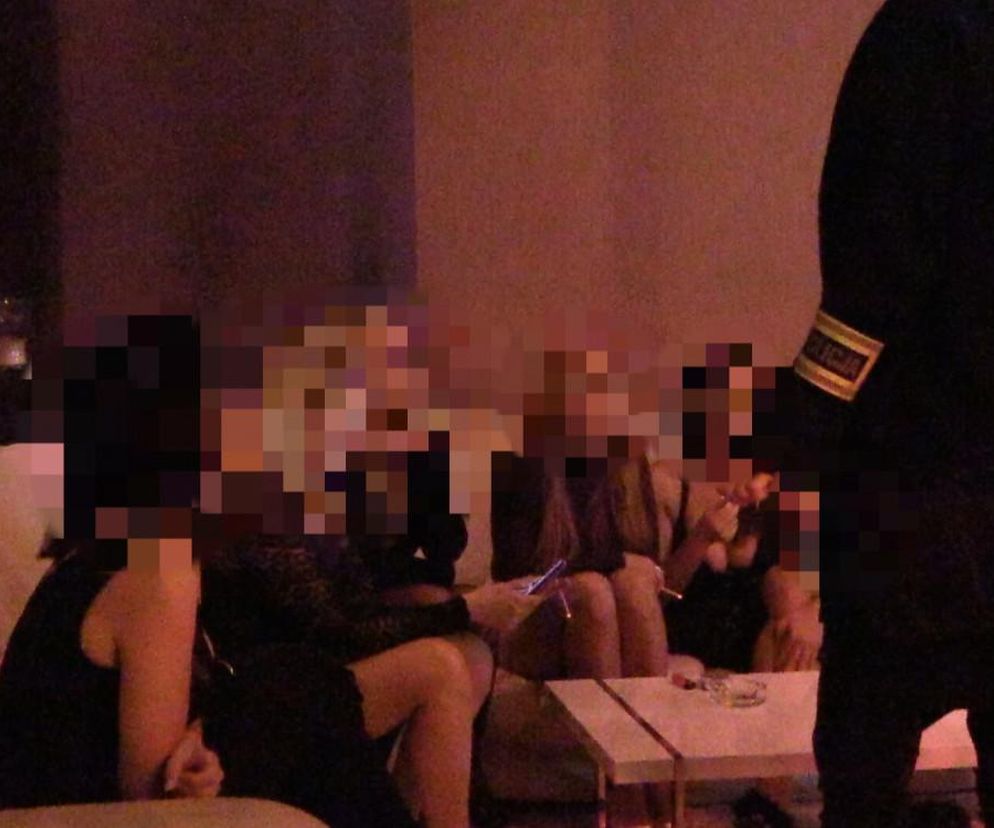 Rodzina z Warszawy zatrzymana za sutenerstwo. Seksualne pracownice, euro i dolary w agencjach towarzyskich