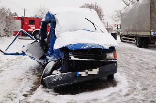 Koszmarne zderzenie busa i ciężarówki pod Grójcem. Nie żyje 50-latka, 7 osób rannych
