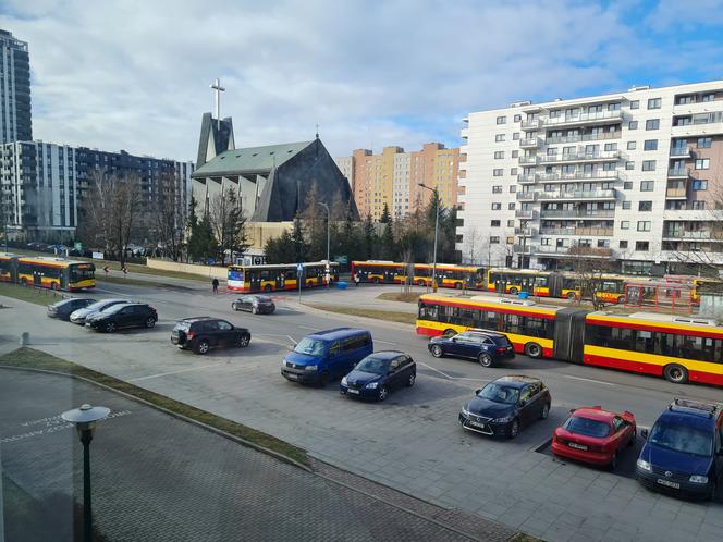 Ile widzisz autobusów na tym zdjęciu? Absurdalna kolejka na przystanku w Warszawie!