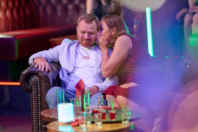 Na Wspólnej, odcinek 4085. Daniel (Michał Tomala), pracownica (Klaudia Kulinicz)