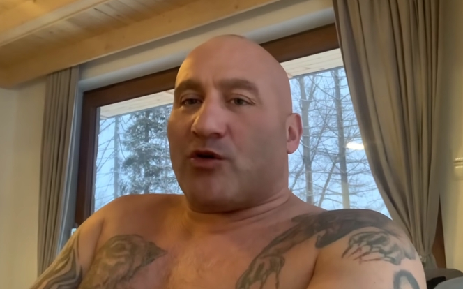 Marcin Najman przy oknie