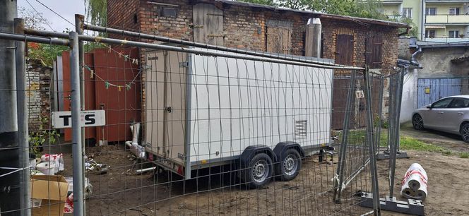 Marzną w swoich domach! Zlikwidowano im piece i nie podłączono do sieci ciepłowniczej!