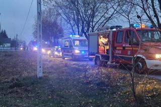 Makabryczny wypadek pod Płockiem. Osobówka wbiła się w stojący traktor. Kierujący nie miał szans