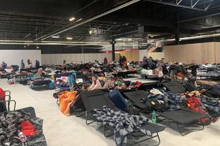 Śpią w hali targowej, na boisku i w biurowcu. Uchodźcy w Warszawie to już 10 procent mieszkańców 