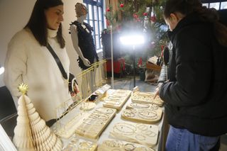 Kiermasz bożonarodzeniowy w Fabryce Pełnej Życia. Można było kupić nietuzinkowe prezenty ZDJĘCIA