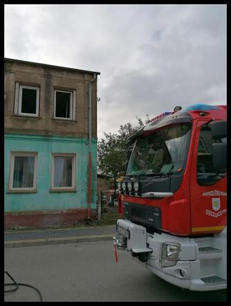 Szczuczyn. Policjanci uratowali mężczyznę z pożaru [ZDJĘCIA]