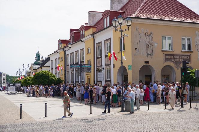 Boże Ciało 2024. Tłumy wiernych przeszły w procesji ulicami Białegostoku