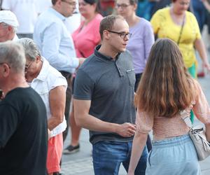 Potańcówka przed teatrem w Katowicach