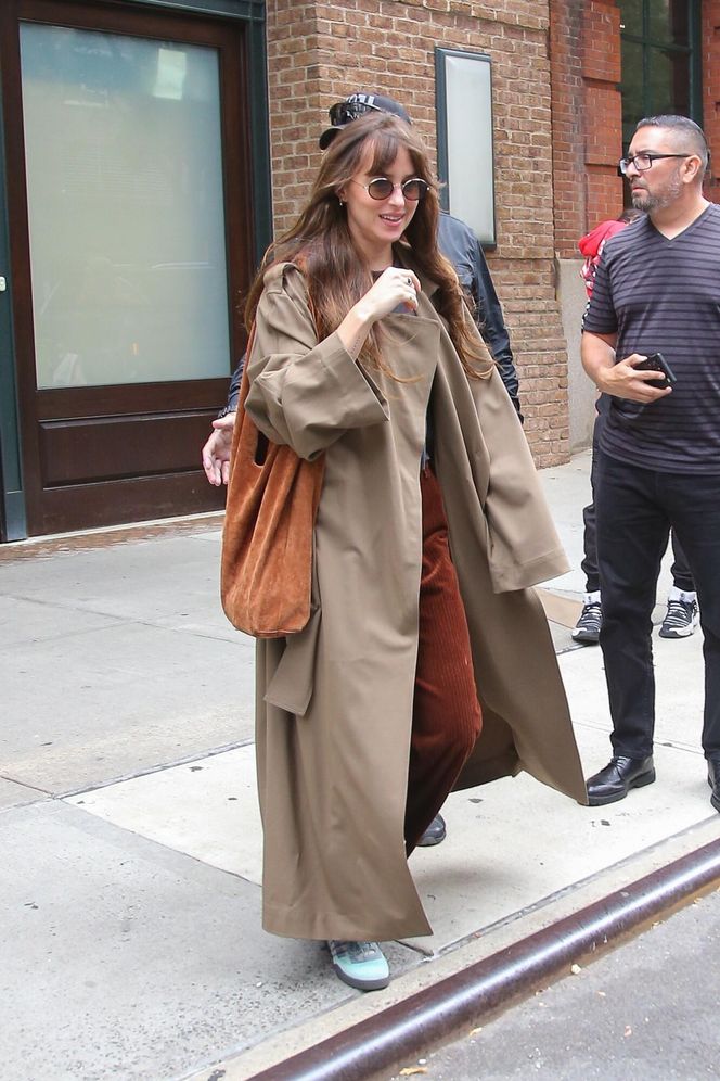 Dakota Johnson to jedna z najlepiej ubranych gwiazd. W czym tkwi sekret jej stylu? 