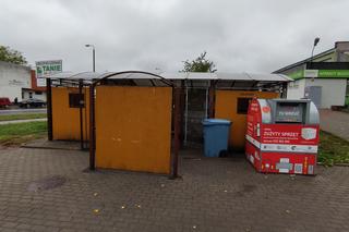 Zwłoki mężczyzny w śmietniku na terenie Torunia. Kontrowersyjny napis