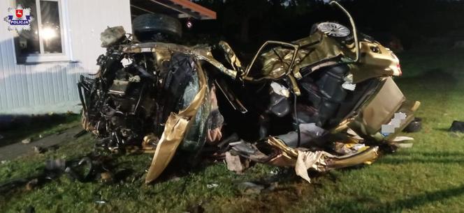 Pijany kierowca doprowadził do katastrofy. Nie żyje 18-latka i 21-latek. Z samochodu niewiele zostało