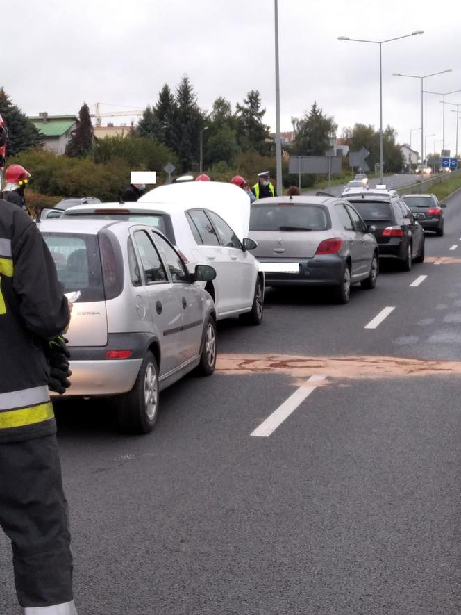 Domino na al. Konstytucji 3 Maja w Lesznie. Rano zderzyło się 5 aut