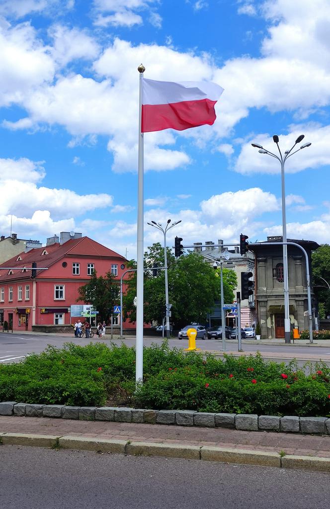 Na Placu Konstytucji 3-go Maja w Przemyślu stanęły dwa maszty z flagami