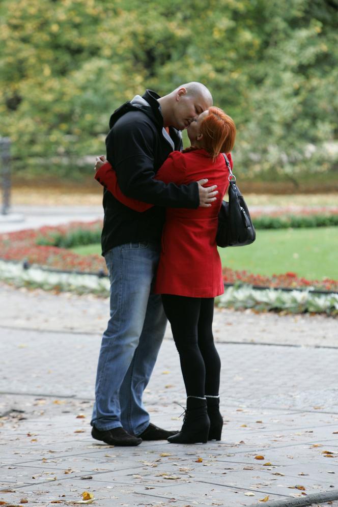 Gorący pocałunek Artura Szpilki i Kamili Wybrańczyk