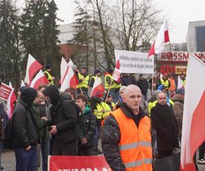 „Zielony Ład=Głód”, „Mleko nie jest z Biedronki”. Te hasła pojawiły się na proteście rolników w Olsztynie