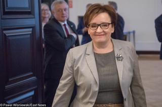 Minister Zalewska ma dobre auta, mieszkania i konto VIP. Nie ma na podwyżki dla nauczycieli