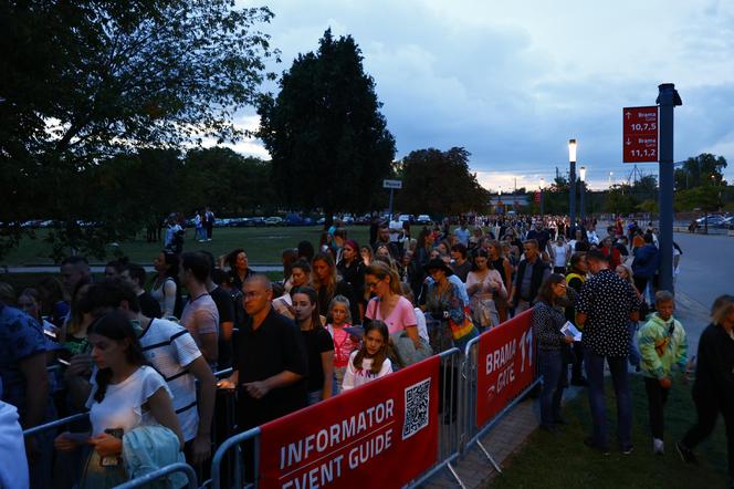 Koncert Sanah na PGE Narodowym w Warszawie - tłumy pod stadionem