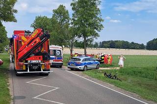 Auto 39-latki huknęło w drzewo i zmieniło się w kupę pogiętego złomu. Tragiczny wypadek w Zygmuntowie