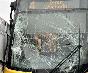 Tramwaj uderzył w busa na Annopolu. Poważny wypadek, motorniczy ranny