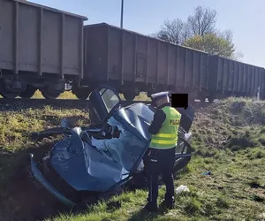 Wjechał wprost pod nadjeżdżający pociąg! Koszmarny wypadek pod Świeciem [ZDJĘCIA]