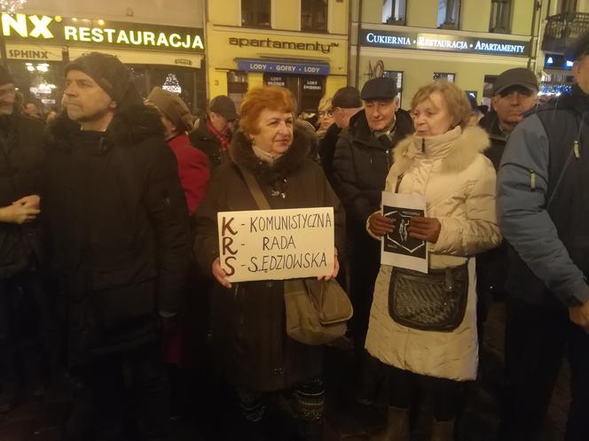 Manifestacja w obronie sądownictwa na Rynku Staromiejskim w Toruniu