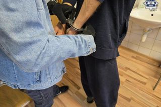 Horror w parku w Knurowie. Poszło o pieniądze. 69-latek zranił kolegę i uciekł